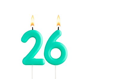 26 numaralı doğum günü - Beyaz arkaplanda yeşil doğum günü mumu