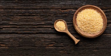 Susamum indium - Kase ve kaşıkta beyaz susam tohumları