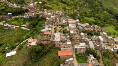 Campamento, Antioquia. Kolombiya - 23 Haziran 2024. Belediye nüfusu 9.671 kişidir. İnsansız hava aracı ile hava resmi.