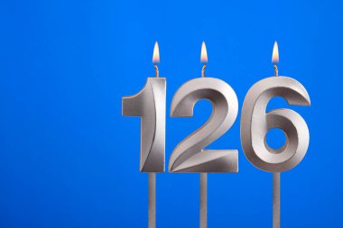 Doğum günü numarası 126 - Mavi arkaplanda mum yanıyor