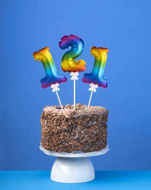 121 numaralı hava balonu - Mavi arka planda doğum günü pastası