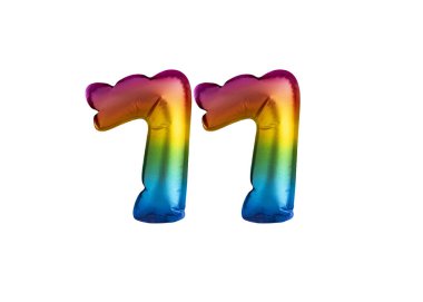 77 numaralı kutlama için çok renkli balon. Beyaz arka planda mutlu yıllar.