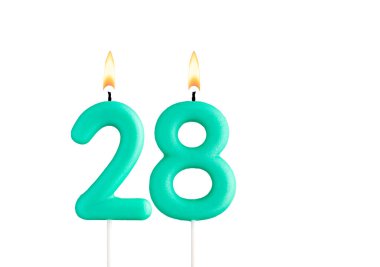 Doğum günü numarası 28 - Beyaz arkaplanda yeşil doğum günü mumu