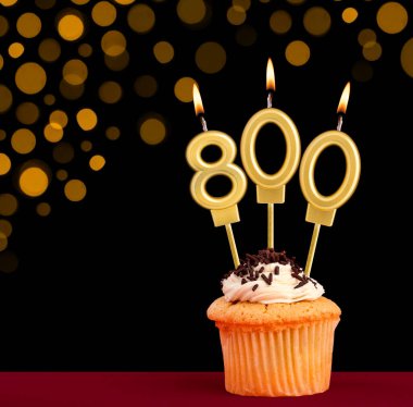 800 numaralı doğum günü mumu - Siyah arkaplanlı ve odak ışıkları olmayan kek