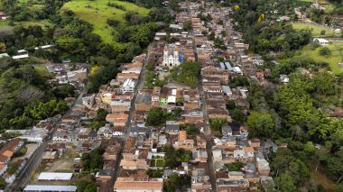 Tarso, Antioquia - Kolombiya - 21 Temmuz 2024. Medellin şehrinden 94.3 km uzaklıktaki belediyenin insansız hava aracı ile çekilmiş fotoğrafı..