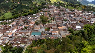 Pueblorrico, Antioquia - Kolombiya - 21 Temmuz 2024. Medellin şehrinden 120.6 km uzaklıktaki belediyenin insansız hava aracı ile çekilmiş fotoğrafı..