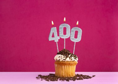 400 numaralı mumlu doğum günü pastası - Pembe arka planda doğum günü kartı