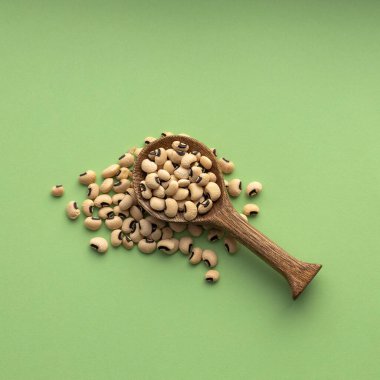 Kaşıkta kozalak fasulyesi - siyah bezelye. Alubia carilla