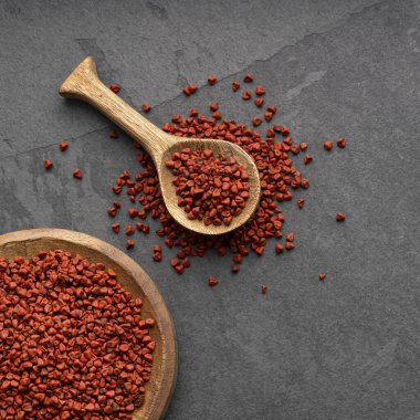 Kırmızı organik annatto tohumları kaşık ve kase - Bixa Orellana