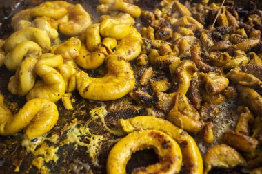 İneğin ince bağırsağı, geleneksel sokak yemekleri.