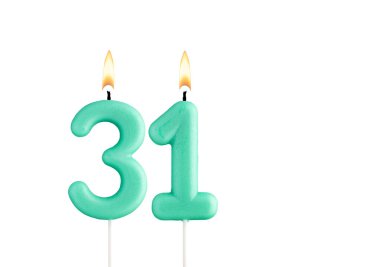 Beyaz arkaplanda yeşil doğum günü mumu - 31 numaralı mum