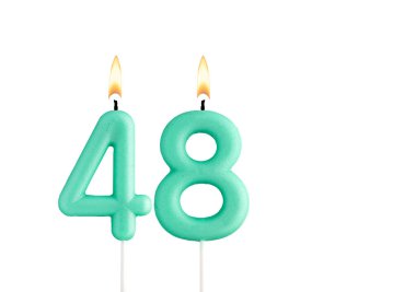 48 numaralı doğum günü - Beyaz arka planda yeşil doğum günü mumu