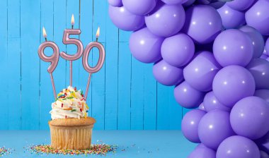 950 numaralı doğum günü mumu - Kek ve balon süslemesi