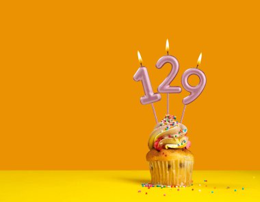 Çörekle doğum günü kutlaması - 129 numaralı mum