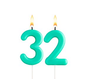Doğum günü numarası 32 - Beyaz arkaplanda yeşil doğum günü mumu