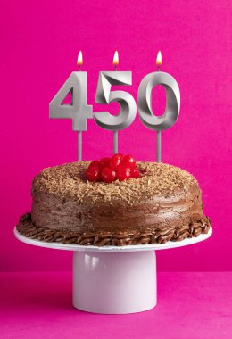 450 numara mum - Pembe arka planda çikolatalı pasta