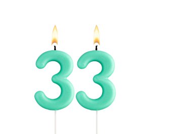 Beyaz arkaplanda yeşil doğum günü mumu - 33 numaralı mum
