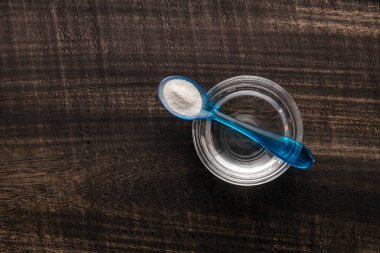 Suyla karıştırmak için kaşıkta kabartma tozu.