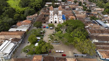 Tarso, Antioquia - Kolombiya - 21 Temmuz 2024. Ana parktaki San Pablo de Tarso Katolik mezhebi.