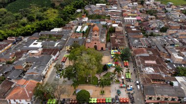 Pueblorrico, Antioquia - Kolombiya - 21 Temmuz 2024. Görüntü insansız hava aracı ile 3 Ekim 1866 'da kuruldu ve 16 Mart 1911' de belediye olarak kuruldu..