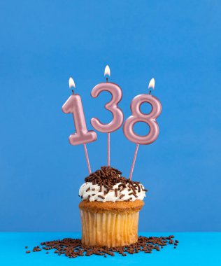 138 numaralı mum - Mavi arkaplanda kek olan doğum günü kartı