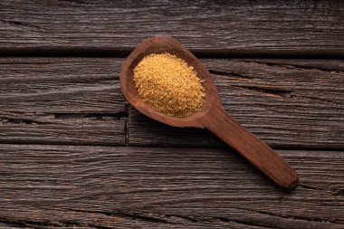 Kaşık içinde organik kahverengi kamış şekeri - Saccharum officinarum