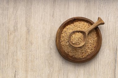 Soya fiberi, kase ve kaşıkla bağırsak temizleme işlemi için psyllium lifli yiyecek tozu.