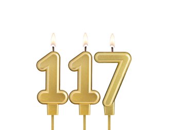 Beyaz arkaplanda 117 numaralı doğum günü mumu.