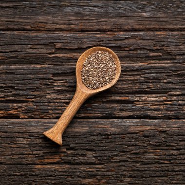 Kaşıktaki organik taze chia tohumları - Salvia Hispanica