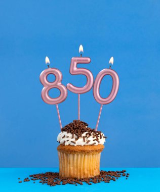 850 numaralı mum - Mavi arkaplanda kek olan doğum günü kartı