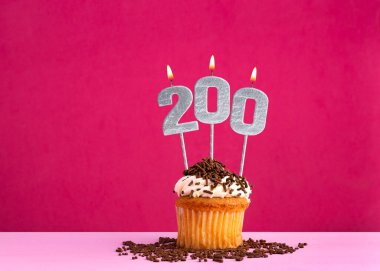 200 numaralı mumlu doğum günü pastası - Pembe arka planda doğum günü kartı