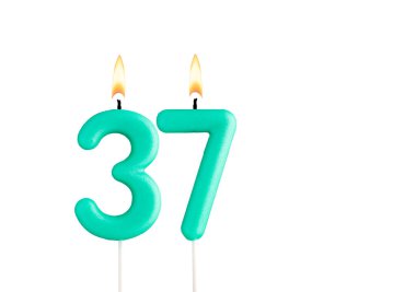 Beyaz arkaplanda yeşil doğum günü mumu - 37 numaralı mum
