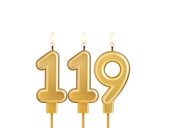 Beyaz arkaplanda 119 numaralı doğum günü mumu.