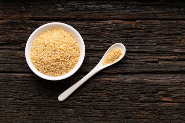 Susamum indium - Kase ve kaşıkta beyaz susam tohumları