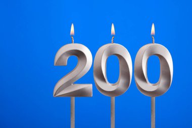 200 numaralı doğum günü mumu - Mavi arkaplanda kutlama kartı