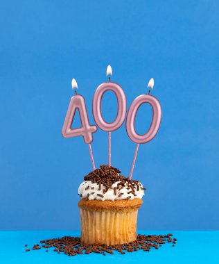 Mavi arka planda kekli doğum günü mumu - 400 numara