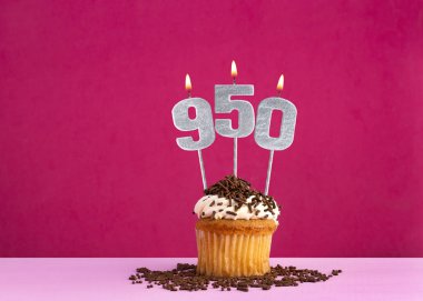 950 numaralı mumla doğum günü kutlaması - Pembe arka planda çikolatalı kek
