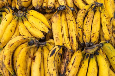 Kolombiya köylü pazar meydanında olgunlaşmış muz demetleri - Musa x paradisiaca.