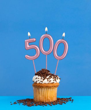 Mavi zemin üzerinde kek olan doğum günü mumu - 500 numara