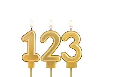 Beyaz arkaplanda 123 numaralı doğum günü mumu.