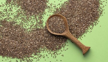 Salvia Hispanica - kaşıkta taze taze chia tohumu. yeşil arkaplan