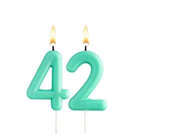42 numaralı doğum günü pastası, beyaz arka planda yeşil doğum günü mumu.