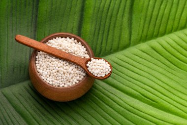 Kase ve kaşıkta nişasta incileri - Manihot esculenta.