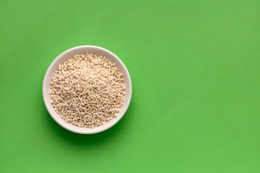 Kasenin içinde beyaz sagu topları bulunan manyok kökünden Tapioca incileri. Manihot esculenta.