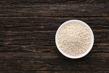 Sagu nişasta topları - kasede Tapioca incileri. Manihot esculenta.