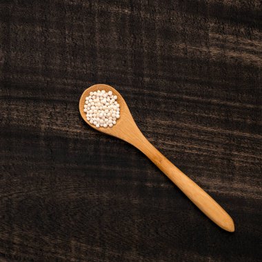 Kaşığın üzerindeki nişasta incileri - Manihot esculenta.