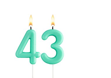Beyaz arkaplanda yeşil doğum günü mumu - 43 numaralı mum