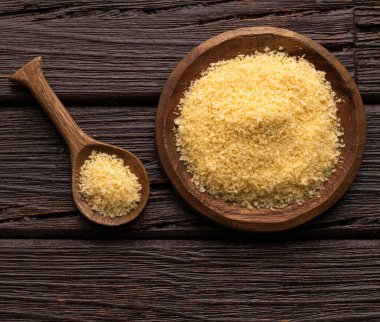 Japon sarı panko kırıntıları kaşık ve kase içinde