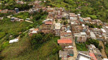 Campamento, Antioquia. Kolombiya - 23 Haziran 2024. Medellin şehrinden 142 km uzaklıktaki belediyenin insansız hava aracı görüntüsü.