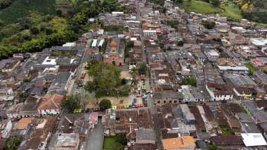 Pueblorrico, Antioquia - Kolombiya - 21 Temmuz 2024. Görüntü insansız hava aracı ile 3 Ekim 1866 'da kuruldu ve 16 Mart 1911' de belediye olarak kuruldu..